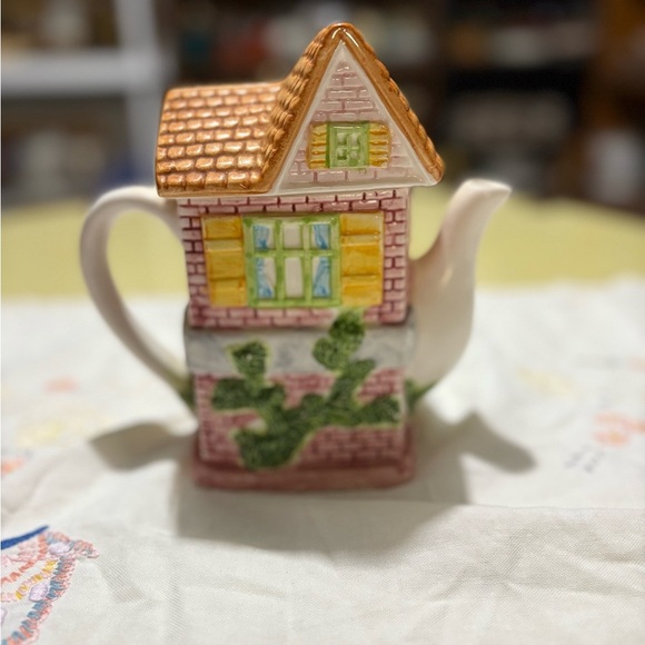 Vintage Charming Cottage Teapot with Floral Design - Picture 3 of 9